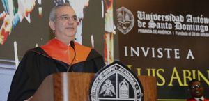 Presidente Abinader recibe doctorado “honoris causa” de la UASD