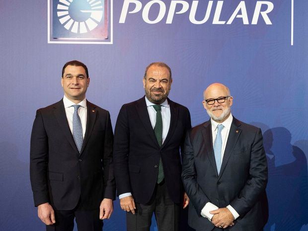 De izquierda a derecha, los señores José Manuel Cuervo, vicepresidente del Área de
Filiales del Mercado de Valores del Grupo Popular; Gabriel Escarrer Jaume, presidente y
consejero delegado de Meliá Hotels International y Eduardo J. Grullón, presidente de AFP
Popular.