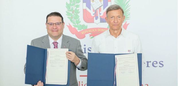 El director general de Aduanas, Eduardo Sanz Lovatón y el canciller Roberto Álvarez.