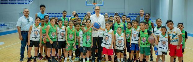 Niños y miembros de la comunidad de El Hospital reciben la casa club remozada por el Banco Popular Dominicano.