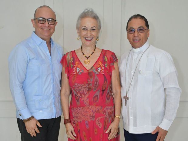 Padre Paúl Ramírez, Mayra Hazim y monseñor Santiago Rodríguez.