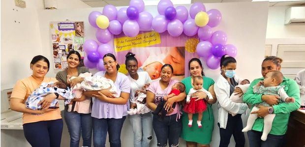 Madres junto a sus bebés prematuros reciben kits en Hospital Robert Reid Cabral.