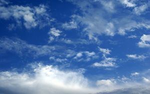 Cielo estrellado con nubosidad aislada y ráfagas de viento