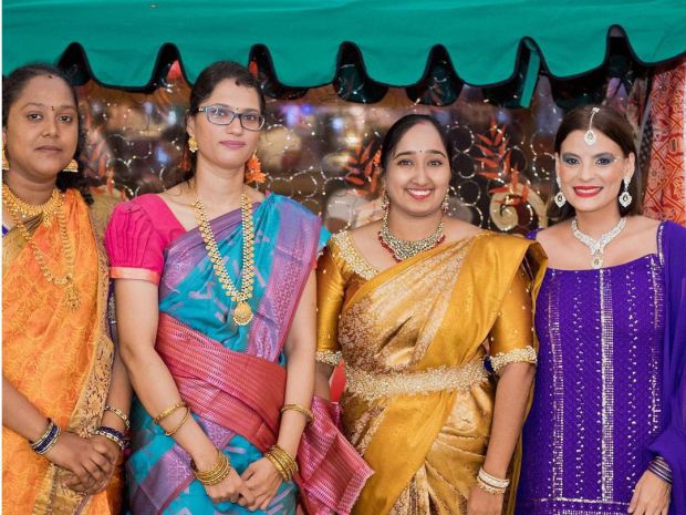 Damas vestidas con trajes típicos de la India.