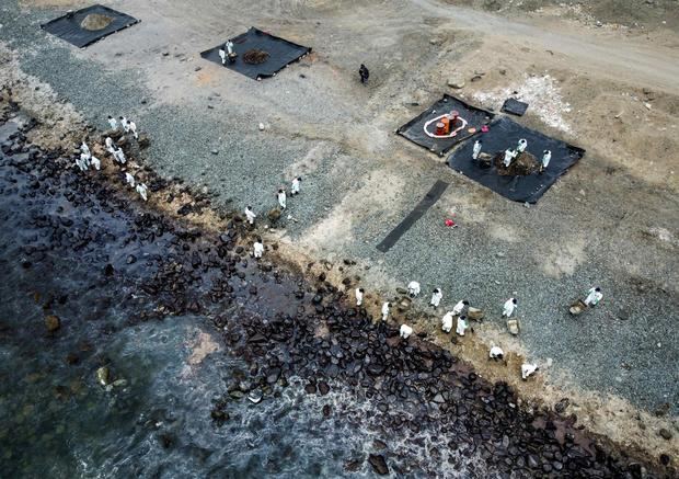 Fotografía aérea de dron que muestra las labores de limpieza en las playas de Ancón (Perú), en una fotografía de archivo.