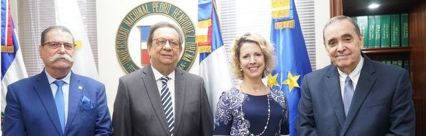 Patrice Fostier, Arq. Miguel Fiallo Calderón, rector UNPHU, Sra. Sonia Barbry, y el Dr. Leonardo Conde.