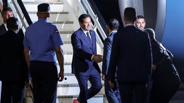 El secretario de Estado de EE.UU., Marco Rubio, desciende del avión oficial este miércoles, en el aeropuerto Internacional de Las Américas en Santo Domingo. (República Dominicana). 