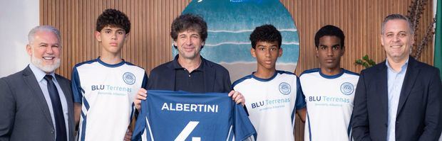 En el centro de la foto Demetrio Albertini junto a ejecutivos de Blu Terrenas, MAIE y jugadores.