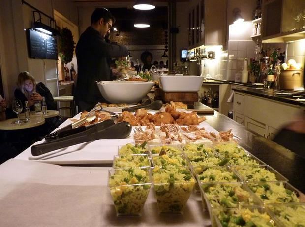 La 'apericena' renueva el aperitivo italiano y ofrece cenar barato en Roma.