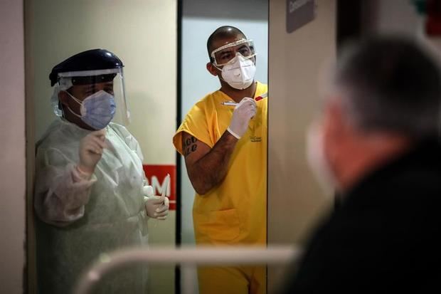 El Ministerio de Salud indicó en su reporte vespertino que hay 3.049 pacientes internados en camas de cuidados intensivos, lo que supone una ocupación del 59,8 % del total del país y del 68,1 % en el Área Metropolitana de Buenos Aires, AMBA. 