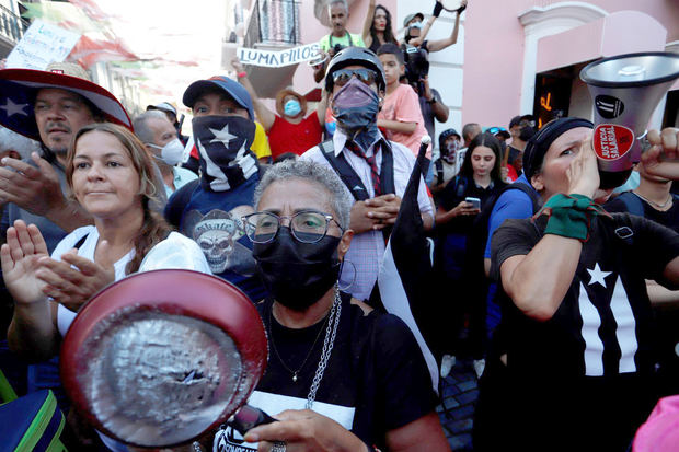 Ciudadanos protestan en contra de Luma Energy, la empresa privada encargada de la transmisión y distribución de la electricidad en Puerto Rico, hoy, frente a la Fortaleza, sede del Ejecutivo en San Juan, Puerto Rico.