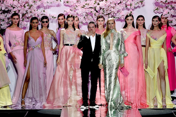Hannibal Laguna junto a las modelos que están luciendo su colección primavera-verano 2019.