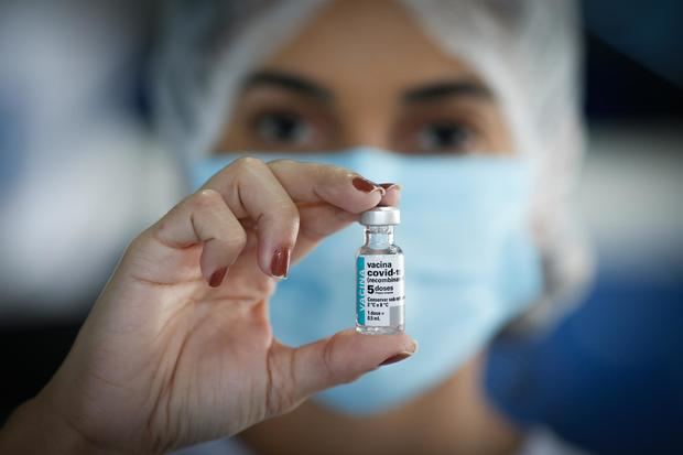 Una sanitaria sostiene una dosis de la vacuna de Astrazeneca contra la covid-19 en Río de Janeiro, Brasil.