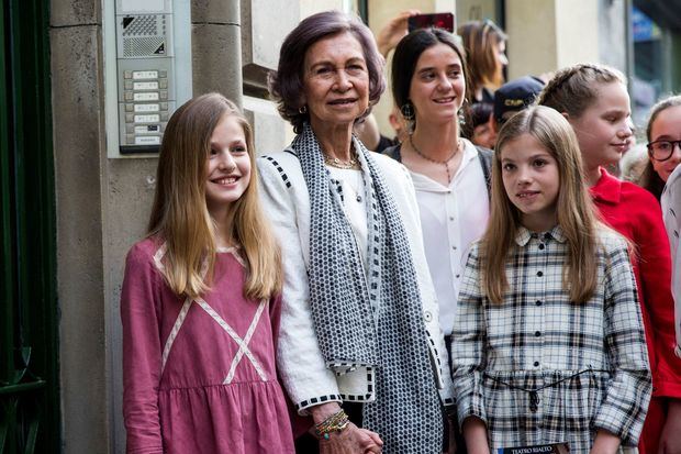 La Reina Sofía, junto a la princesa de Asturias, la infanta Sofía, Victoria Federica e Irene Urdangarín, a la salida del musical de Billy Elliot en Madrid. 