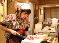Mujeres en el sushi, desmontando mitos en la industria gastronómica de Japón
Cada vez son más las chefs que hartas de clichés se lanzan a conquistar el sector del sushi, una industria predominantemente masculina en la que tienen que combatir la falacia de que la biología femenina no las hace adecuadas para prepararlo.