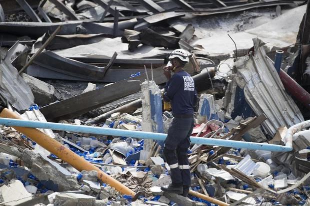 Unidades de búsqueda y rescate continúan trabajando en la fábrica de plásticos Polyplas, que resultó destruida tras una explosión de gas. Aumentan a ocho los muertos por la explosión de una fábrica plásticos en Santo Domingo.