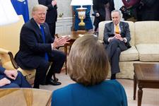 El presidente estadounidense, Donald J. Trump (I), se reúne con los líderes demócratas en la Cámara de Representantes y el Senado, Nancy Pelosi (c-espaldas) y Chuck Schumer (d) en el Despacho Oval de la Casa Blanca. 