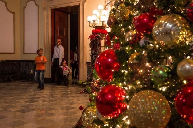 Personas visita el Palacio Nacional durante una jornada de puertas abiertas este viernes, 21 de diciembre de 2018, en Santo Domingo.