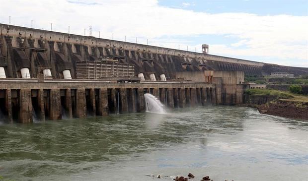 La central hidroeléctrica Itaipú, situada en la frontera entre Paraguay y Brasil, se convirtió en 2018 en un atractivo turístico que llevó a 740.000 visitantes a apreciar sus megalómanas instalaciones, según datos de las autoridades del lado paraguayo de la represa binacional.