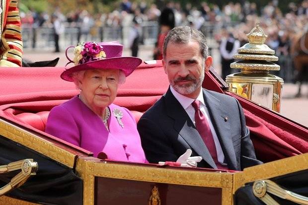  Su Majestad Elizabeth II, junto al  Rey Felipe VI