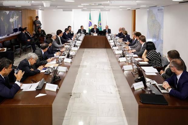 Fotografía cedida por la presidencia del Brasil que muestra al presidente de la República, Jair Bolsonaro (c), durante una reunión del Consejo de Gobierno, hoy en la ciudad de Brasilia (Brasil).
