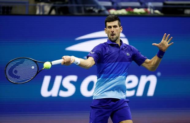 El serbio Novak Djokovic fue registrado este miércoles al devolverle una bola al italiano Matteo Berrettini, durante un partido de los cuartos de final del Abierto de tenis de Estados Unidos, en el USTA National Tennis Center, en Flushing Meadows, Nueva York, EE.UU.