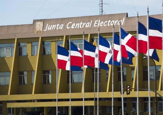 Vista de la sede de la Junta Central Electoral (JCE) donde han acudido los cinco partidos políticos que notificaron ante esta institución su decisión de celebrar primarias simultáneas en distintas modalidades en Santo Domingo. 
