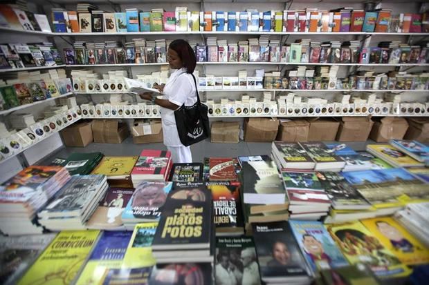 La Feria del Libro de Santo Domingo se celebrará este año en la Fortaleza de Santo Domingo (Ozama) y Plaza España de la Ciudad Colonial, debido a que su tradicional sede, la Plaza de la Cultura, se encuentra en proceso de rehabilitación. 