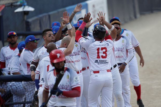 Jugadores de los Toros de Herrera de Panamá celebran tras anotar ante los Leñadores de las Tunas de Cuba durante la final de la Serie del Caribe disputada este domingo en el Estadio Nacional Rod Carew de Ciudad de Panamá. 