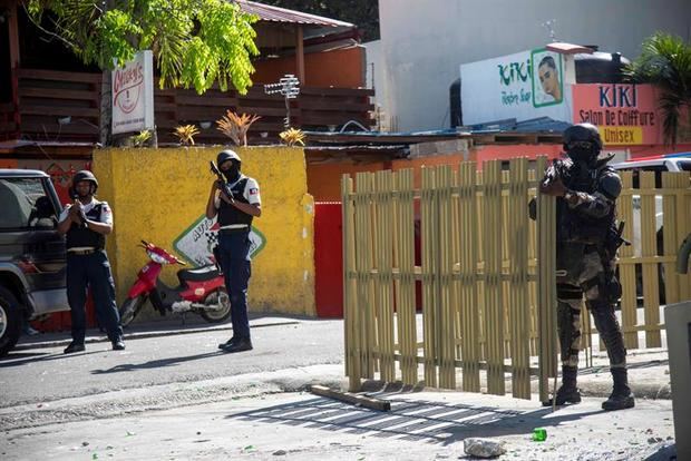 Policías y militares son vistos durante una protesta este lunes en Puerto Príncipe (Haití). 
