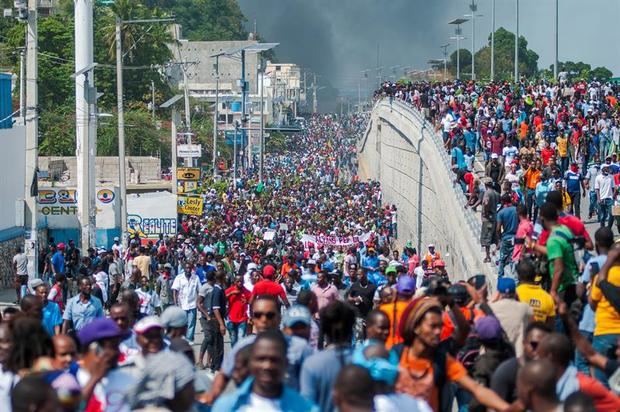 Las manifestaciones en Haití se producen después de que el martes pasado el Gobierno de Moise declarase una urgencia económica, que implica reducir el costo de los bienes de primera necesidad o incrementar el acceso al crédito de las pequeñas empresas para intentar paliar la crisis. 