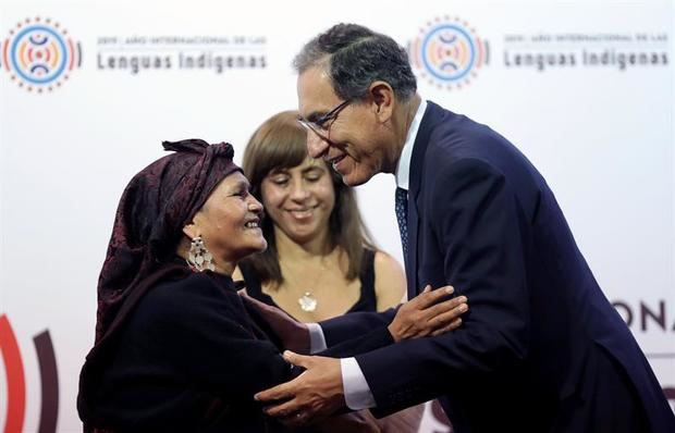 El presidente de Perú, Martín Vizcarra (d), saluda a la líder indígena de la etnia jaqaru, Yolanda Payano (i), este martes durante la ceremonia de lanzamiento del Año Internacional de las Lenguas Indígenas 2019, en Lima (Perú). 
