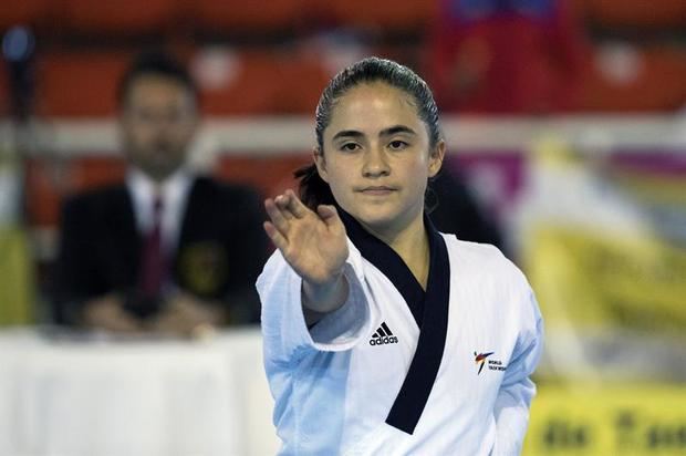 La ecuatoriana Claudia Carden participa en la presentación de Poomsae individual este viernes durante la jornada del clasificatorio de taekwondo para los Juegos Panamericanos de Lima 2019 en Santo Domingo .