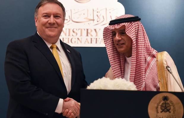 El secretario de Estado de EE UU, Mike Pompeo, choca la mano a su homólogo saudí, Adel al Yubeir, en Riad. 