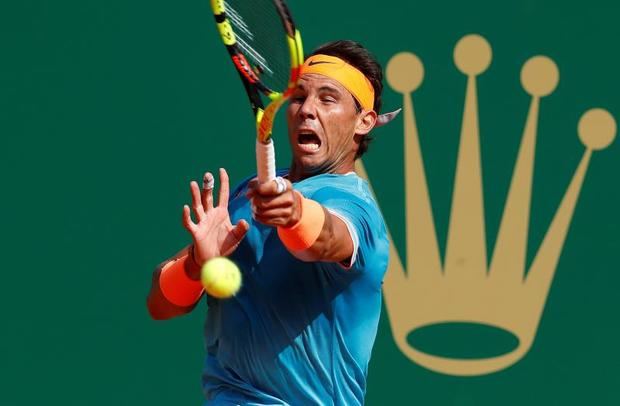 El tenista español Rafael Nadal devuelve la bola al argentino Guido Pella, durante el partido de cuartos de final del torneo Masters 1.000 de Montecarlo disputado en Roquebrune-Cap-Martin (Francia).