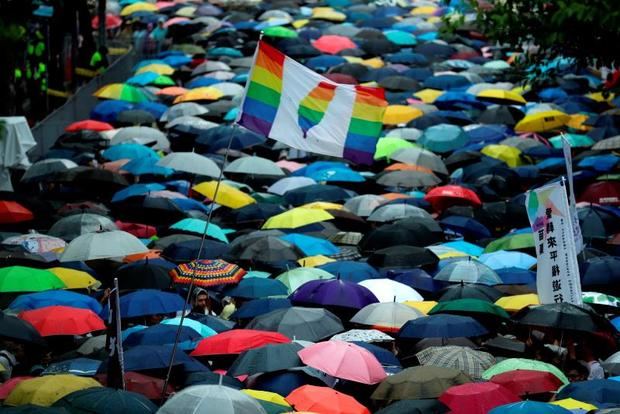 Simpatizantes del matrimonio de parejas del mismo sexo se reúnen fuera del Parlamento durante un debate para su aprobación como ley este viernes, en Taipei (Taiwán). 