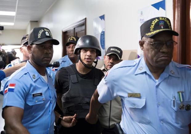 El motorista Eddy Feliz García (c), implicado en el atentado con disparo contra el expelotero de Grandes Ligas David Ortiz, es trasladado al Palacio de Justicia este viernes, en Santo Domingo (República Dominicana). 