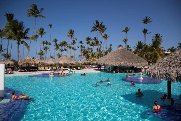 Turistas disfrutan de la estancia en un hotel en Punta Cana (República Dominicana). 
