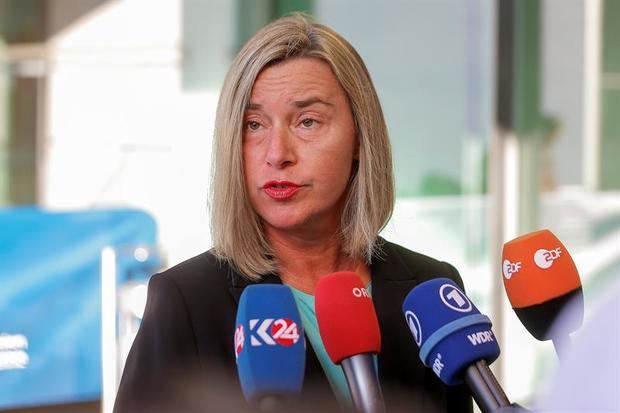 La jefa de la diplomacia europea, Federica Mogherini, atiende a la prensa a su llegada a la reunión del Consejo de Exteriores de la UE este lunes en Luxemburgo. 
 