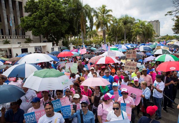 Cientos de dominicanos se manifiestan contra ideología de género en Santo Domingo