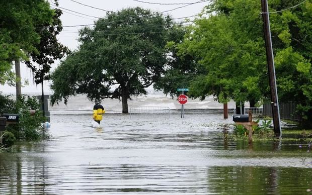 Tras convertirse por unas horas en huracán, el fenómeno meteorológico Barry tocó hoy finalmente tierra en Luisiana (EE.UU.) y se transformó en tormenta tropical, aunque las autoridades pidieron extremar la precaución por la amenaza de inundaciones.