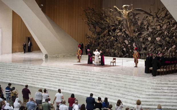 El papa pide una Iglesia 'sin fronteras', solidaria y atenta a los problemas. 