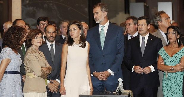 Los reyes, acompañados por el presiente andaluz, Juanma Moreno, y la vicepresidenta del Gobierno en funciones, Carmen Calvo, y la ministra de Hacienda en funciones, María Jesús Montero.