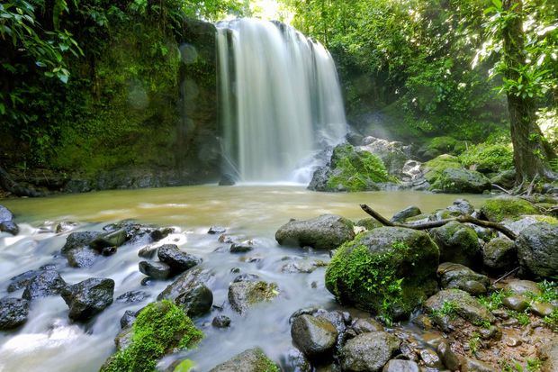 Fotografía a una cascada dentro de un bosque tropical el pasado 8 de septiembre de 2019, en la localidad de Bijagua, Upala (Costa Rica).
