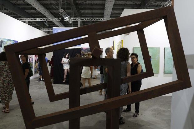 Un grupo de visitantes fue registrado este miércoles, en medio de obras de arte, durante la apertura de ArtRío, la mayor plataforma de valorización del arte brasileño, en Río de Janeiro, Brasil.