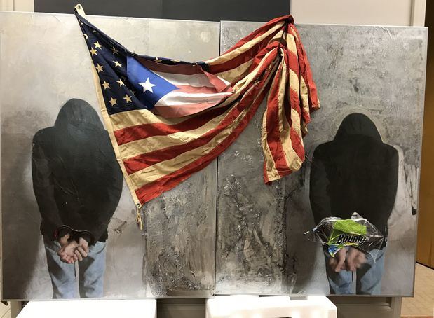 Fotografía cedida este jueves por el artista puertorriqueño Rodríguez Calero donde aparece su obra 'American Tragedy' que participa en una exhibición de arte latinoamericano en Nueva York (Estados Unidos).