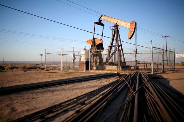 El petróleo de Texas baja un 0,1 % y cierra su mejor semana desde junio.