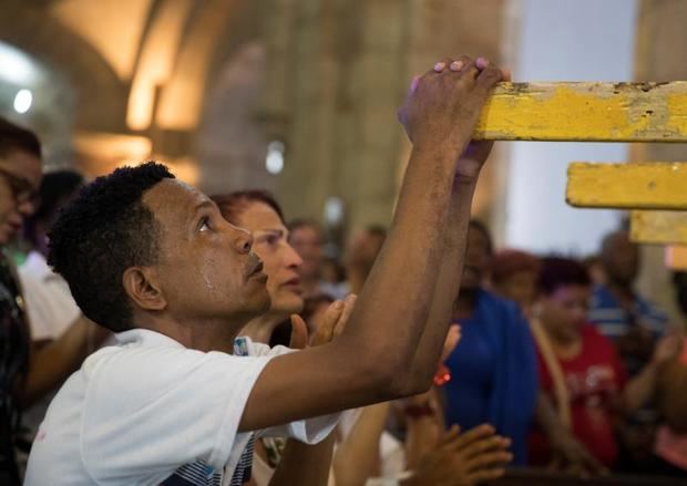 Un hombre fue registrado este martes al llorar de rodillas, durante la procesión de la Virgen de las Mercedes, patrona del país, en Santo Domingo (República Dominicana).