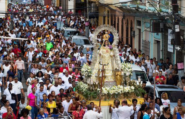 Centenares de dominicanos fueron registrados este martes, durante la procesión de la Virgen de las Mercedes, patrona del país, en Santo Domingo (República Dominicana). 