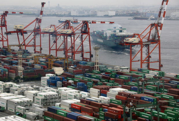 Fotografía de la terminal internacional de contenedores de importaciones y exportaciones en Tokio, Japón. 